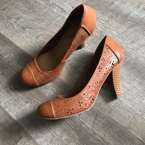 MIA Sz 7 lace/leather pump heels NWOT